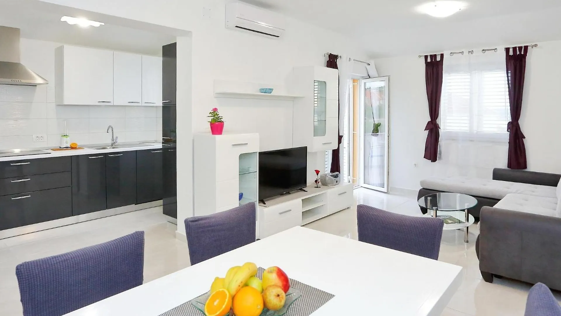 Spacious Holiday Home With Swimming Pool Maslenica