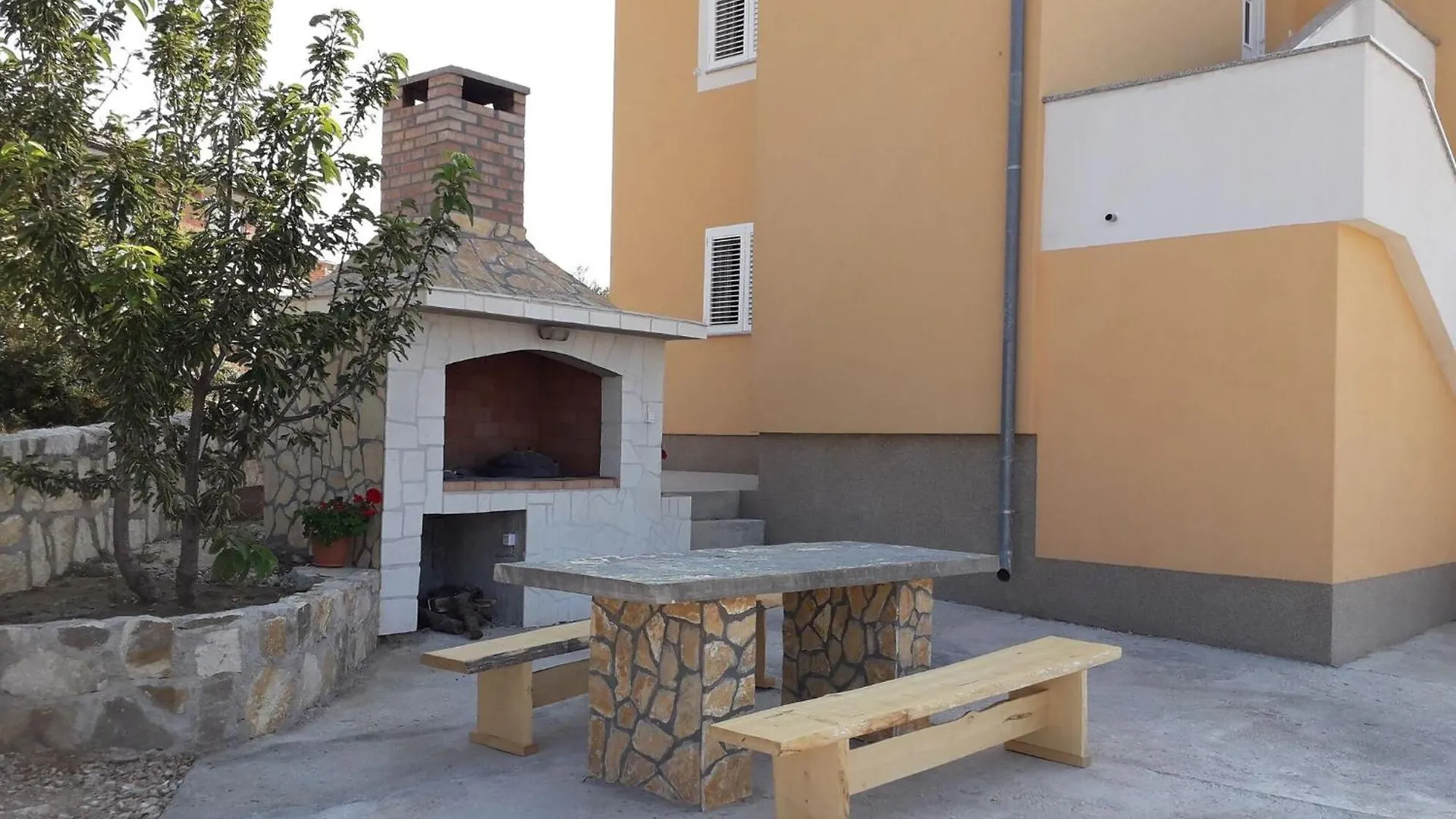 Spacious Holiday Home With Swimming Pool Maslenica