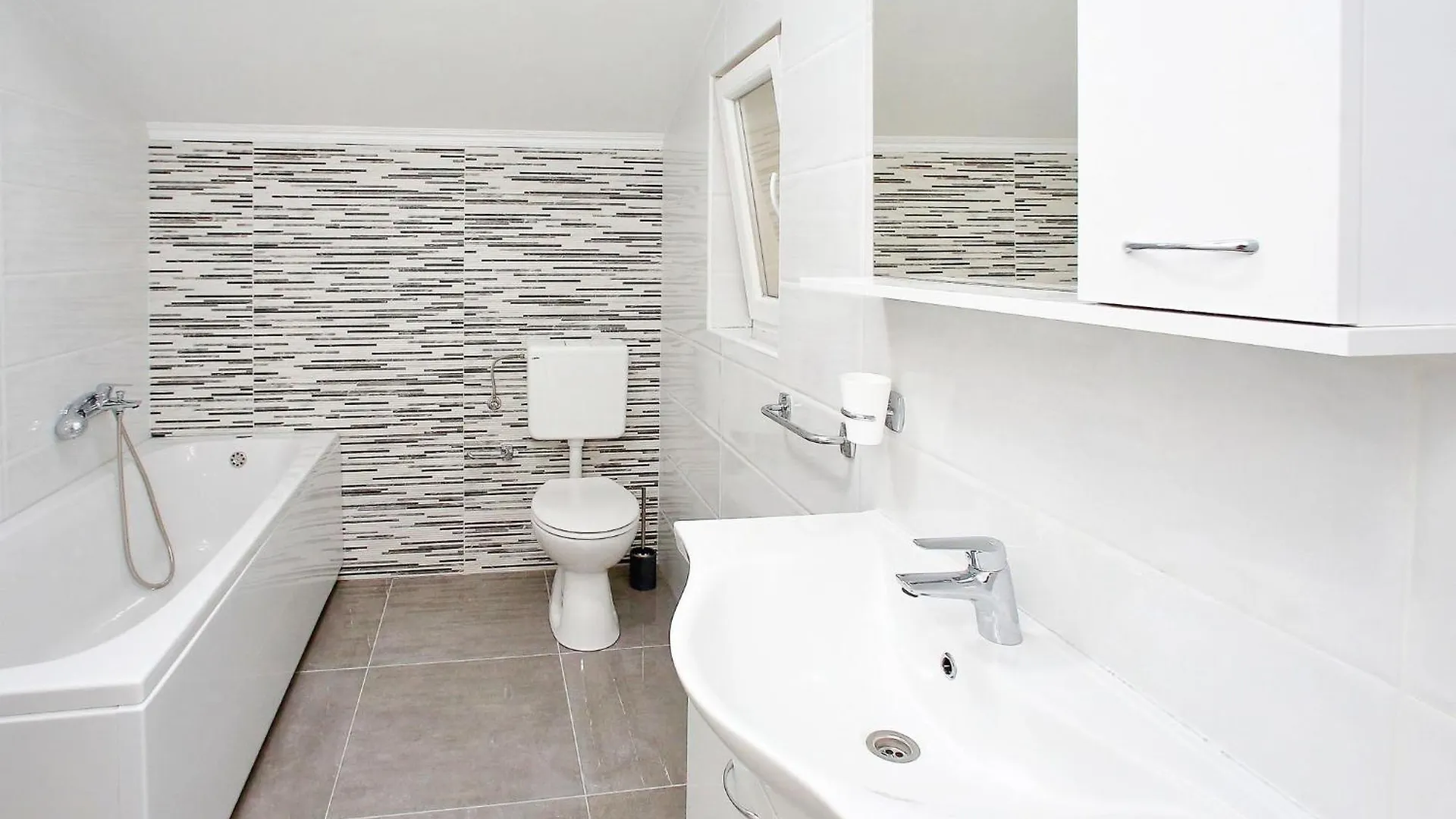 Spacious Holiday Home With Swimming Pool Maslenica 0*,
