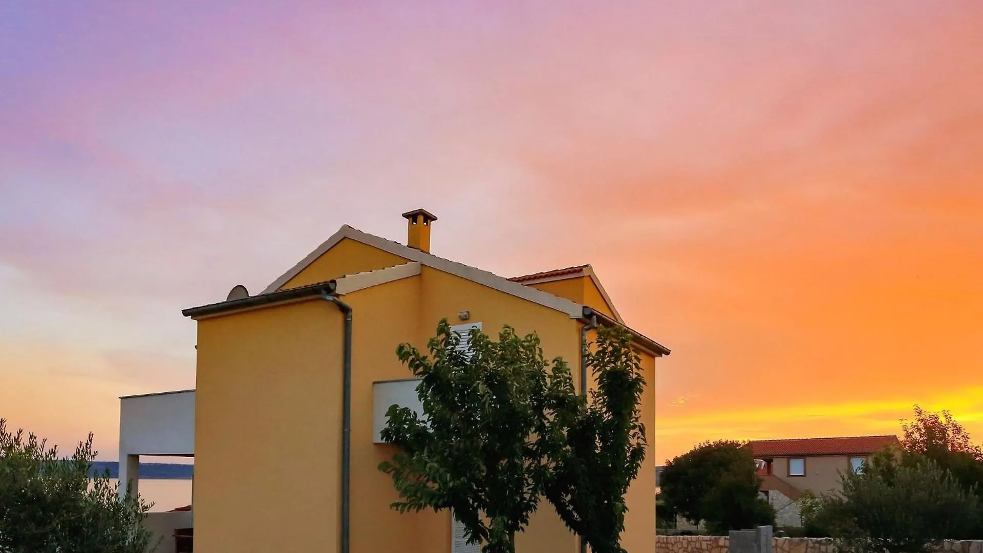 Spacious Holiday Home With Swimming Pool Maslenica