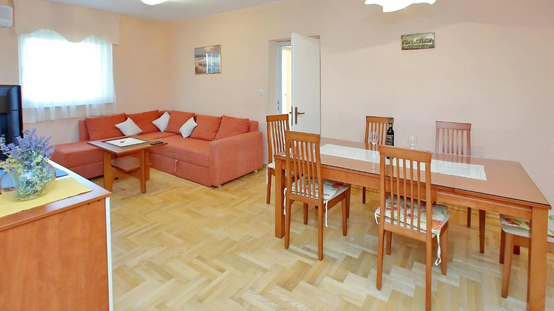Spacious Holiday Home With Swimming Pool Maslenica