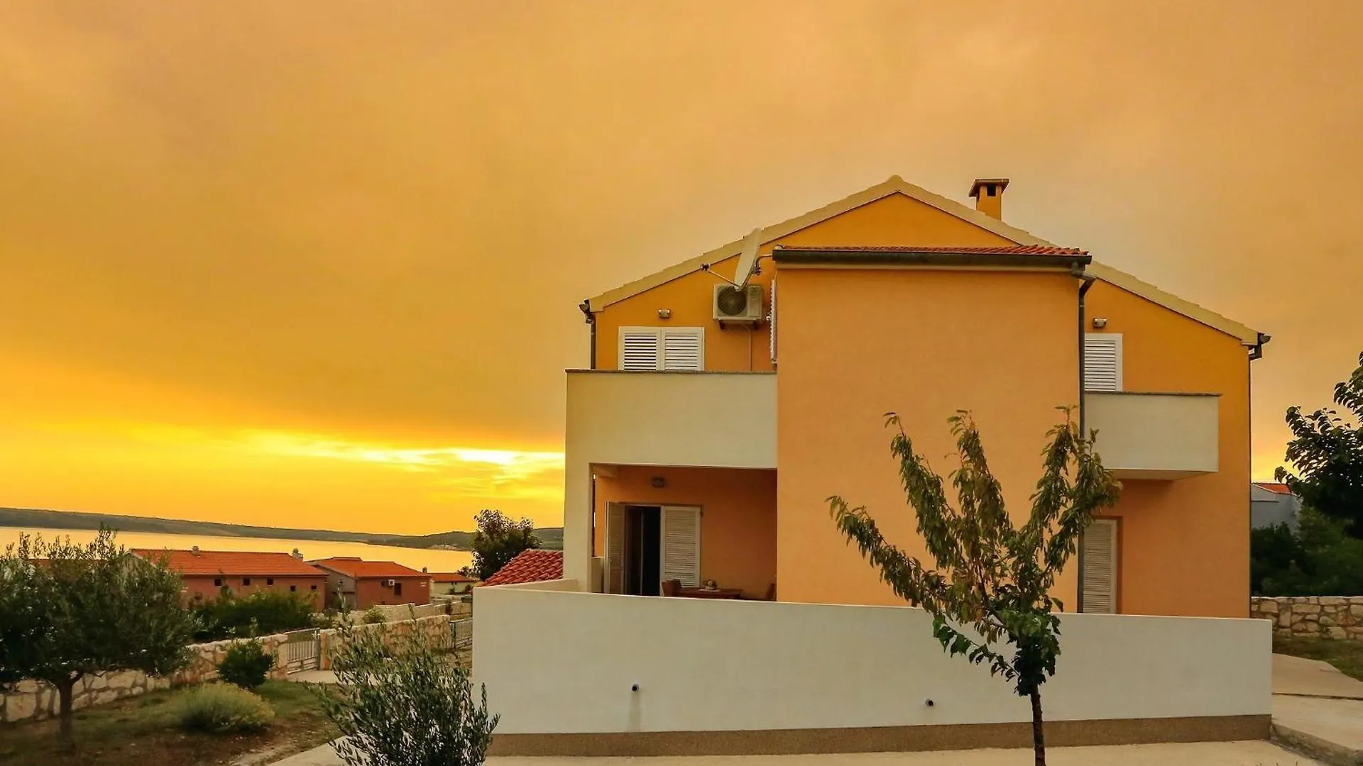 Spacious Holiday Home With Swimming Pool Maslenica