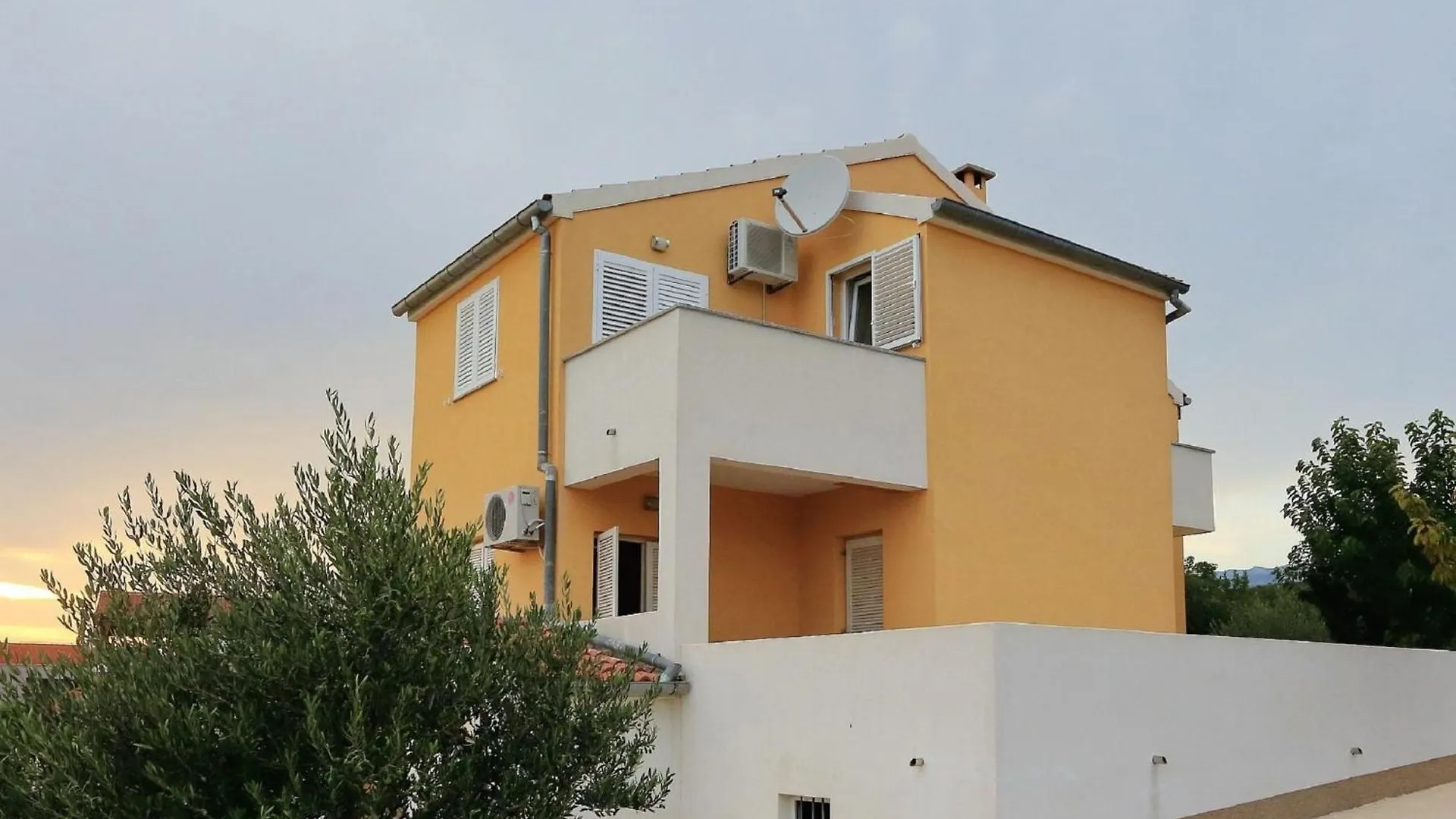 Spacious Holiday Home With Swimming Pool Maslenica