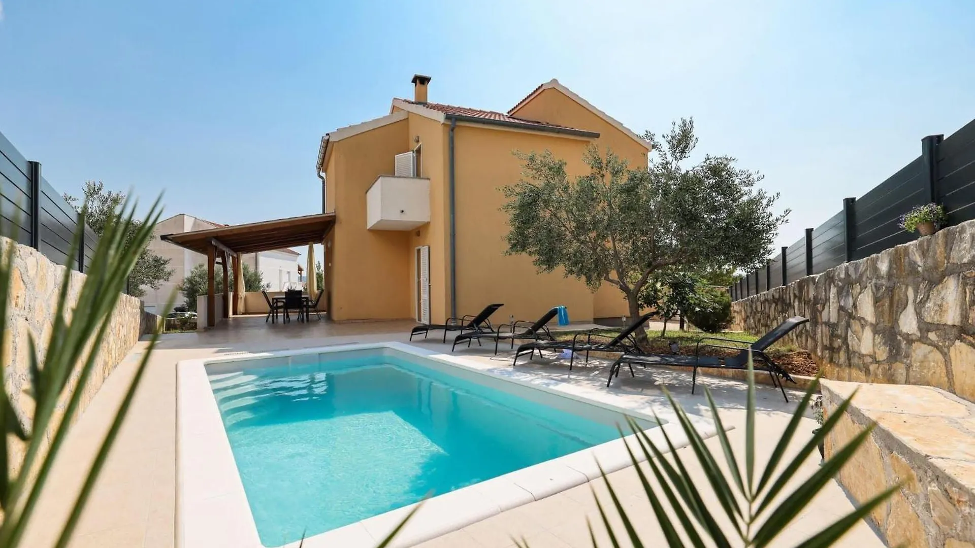 Spacious Holiday Home With Swimming Pool Maslenica