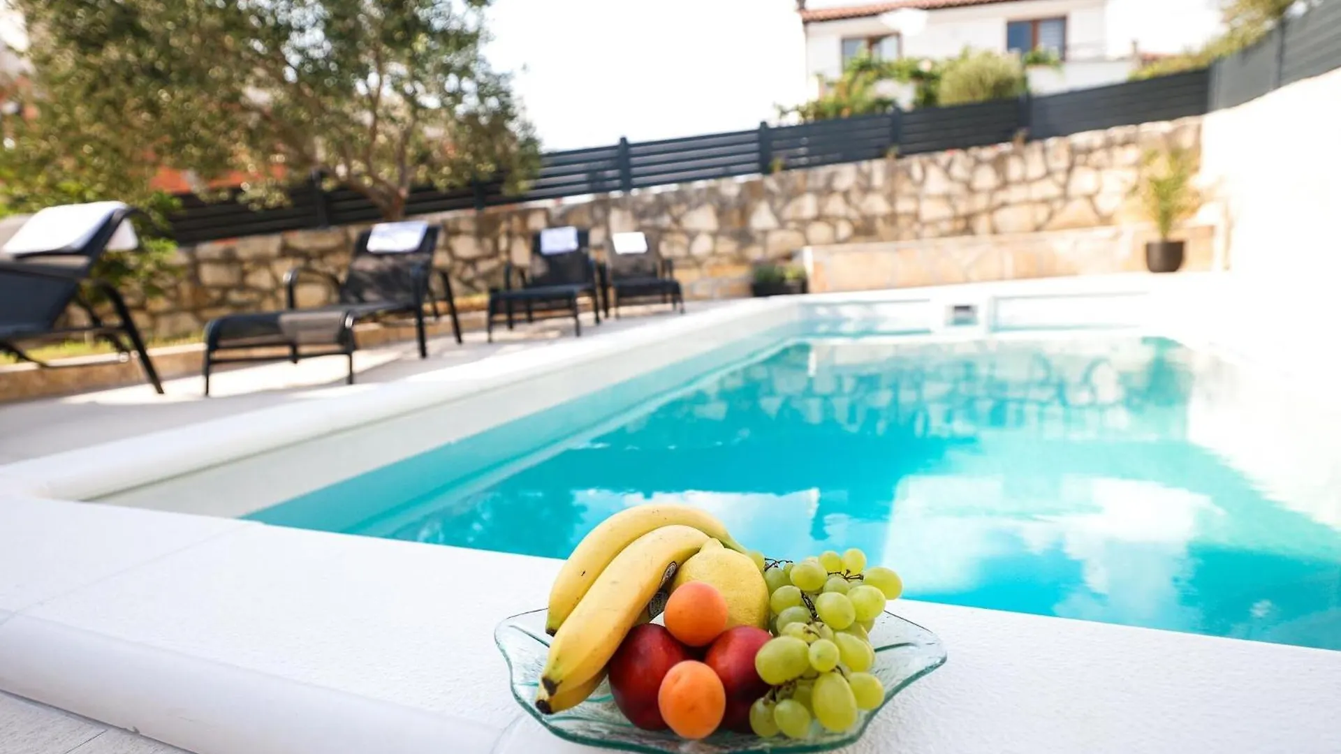 Spacious Holiday Home With Swimming Pool Maslenica
