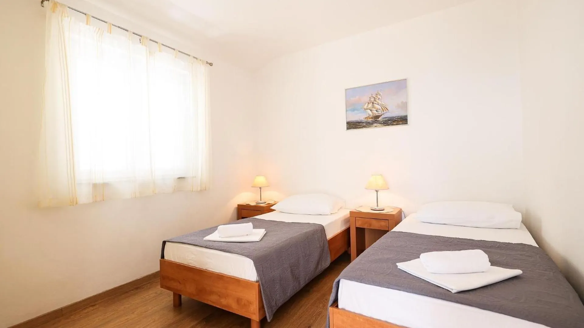 Spacious Holiday Home With Swimming Pool Maslenica