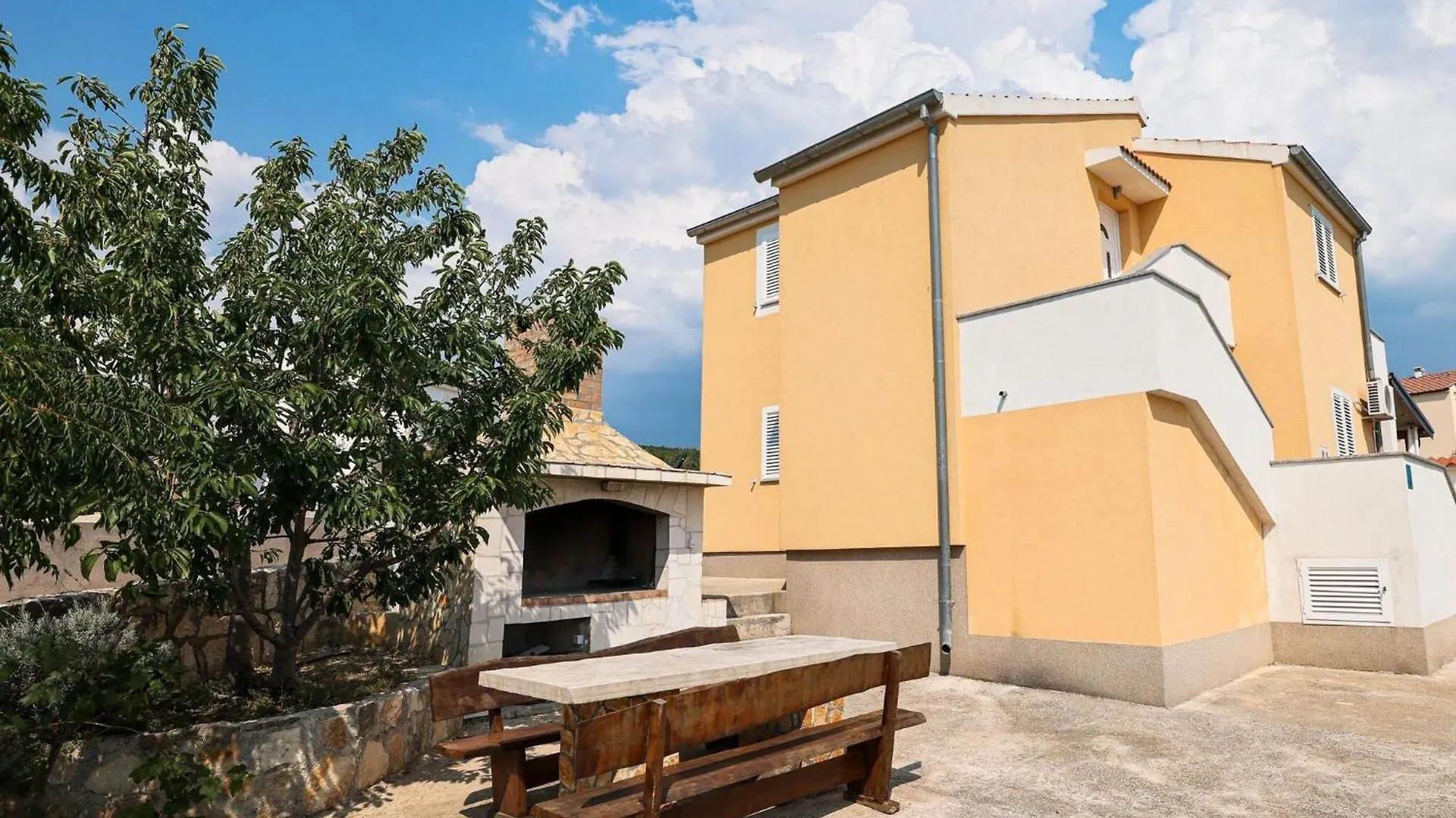 Spacious Holiday Home With Swimming Pool Maslenica