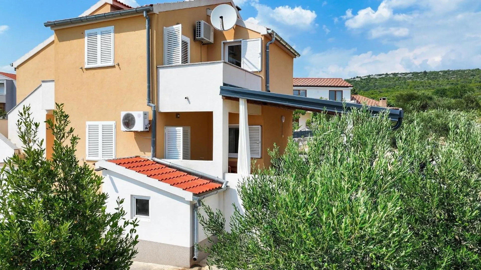 Spacious Holiday Home With Swimming Pool Maslenica Croatia