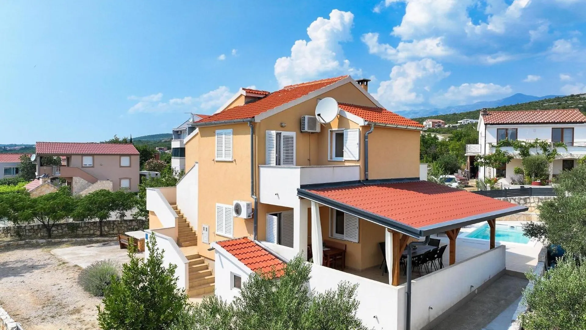 Spacious Holiday Home With Swimming Pool Maslenica