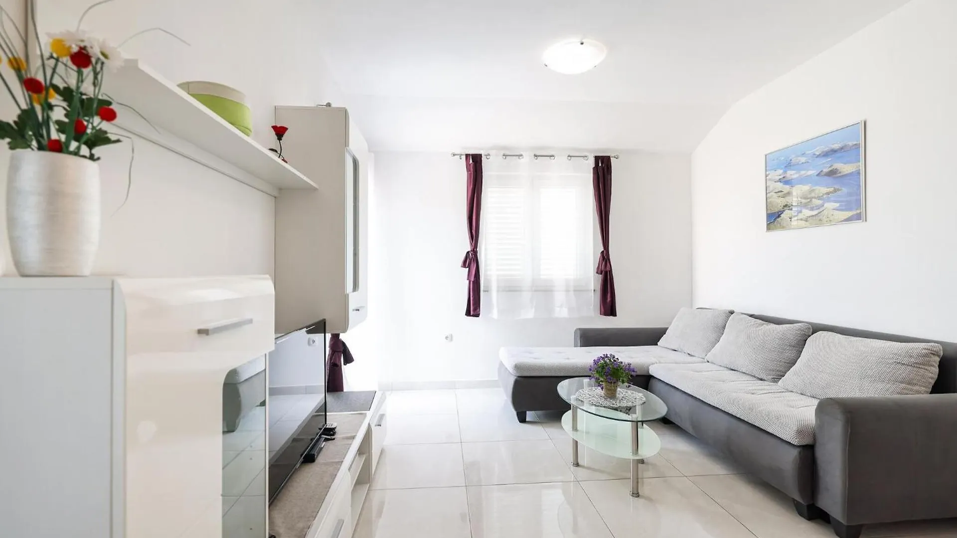 Spacious Holiday Home With Swimming Pool Maslenica