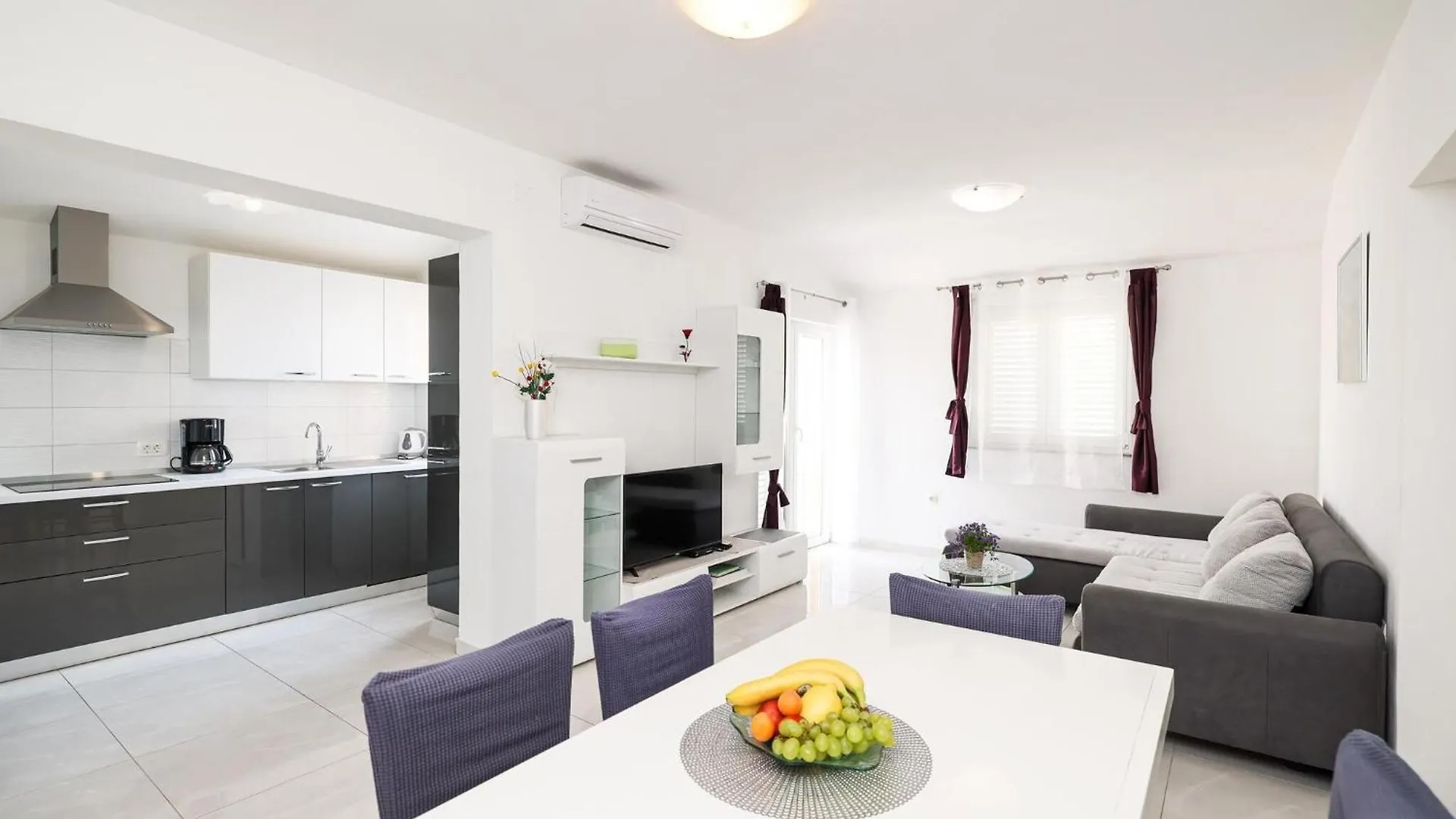 Spacious Holiday Home With Swimming Pool Maslenica