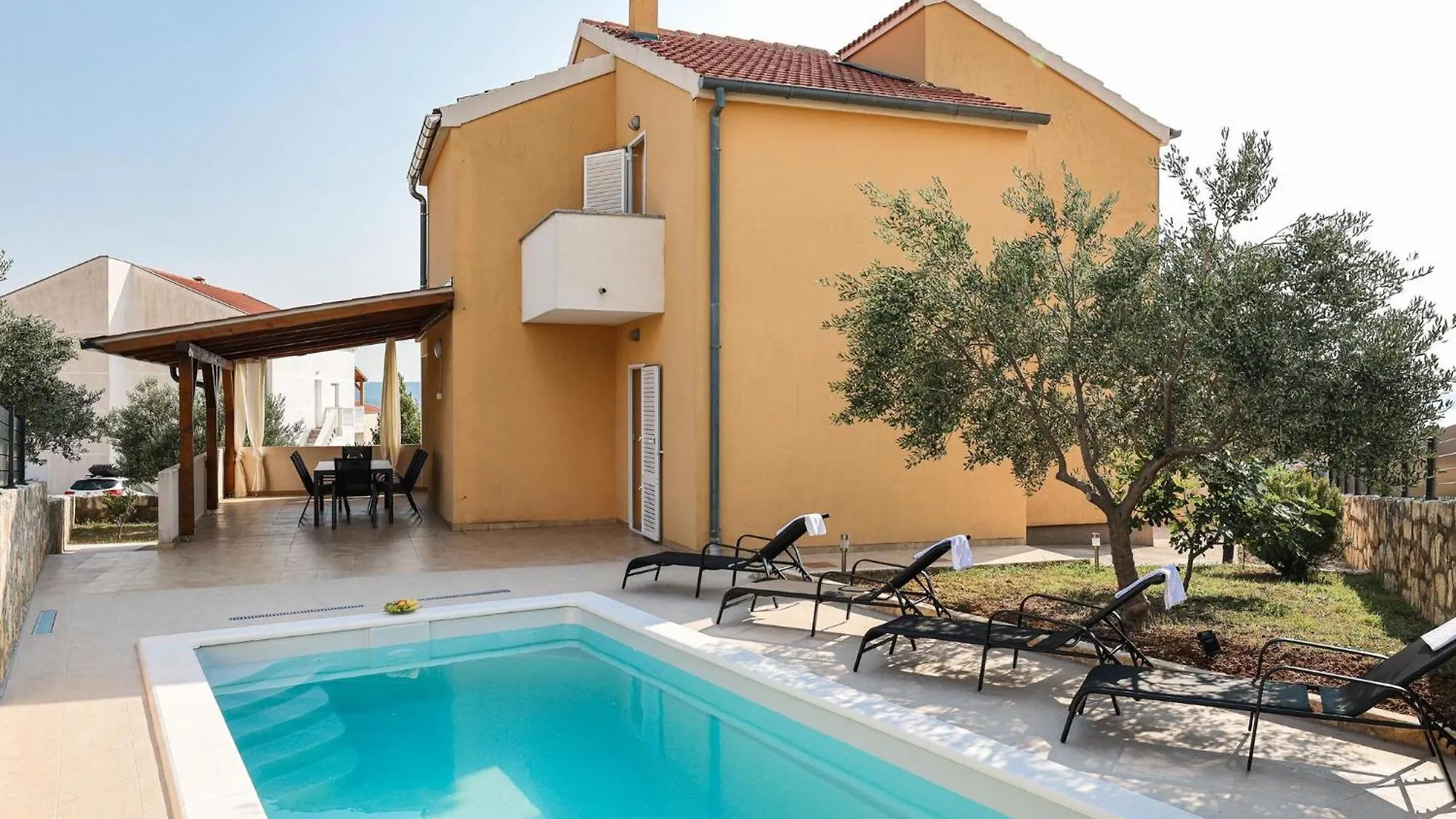 Spacious Holiday Home With Swimming Pool Maslenica